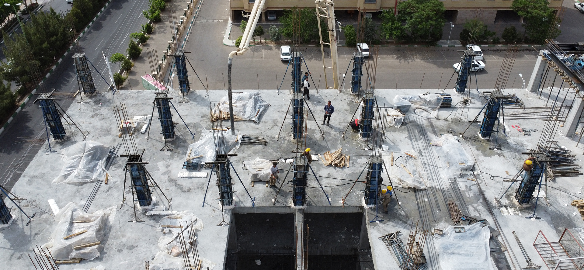 گزارش تصویری: پارت دوم بتن‌ریزی ستون‌های سقف ششم بلوک B پروژه غدیر۱
