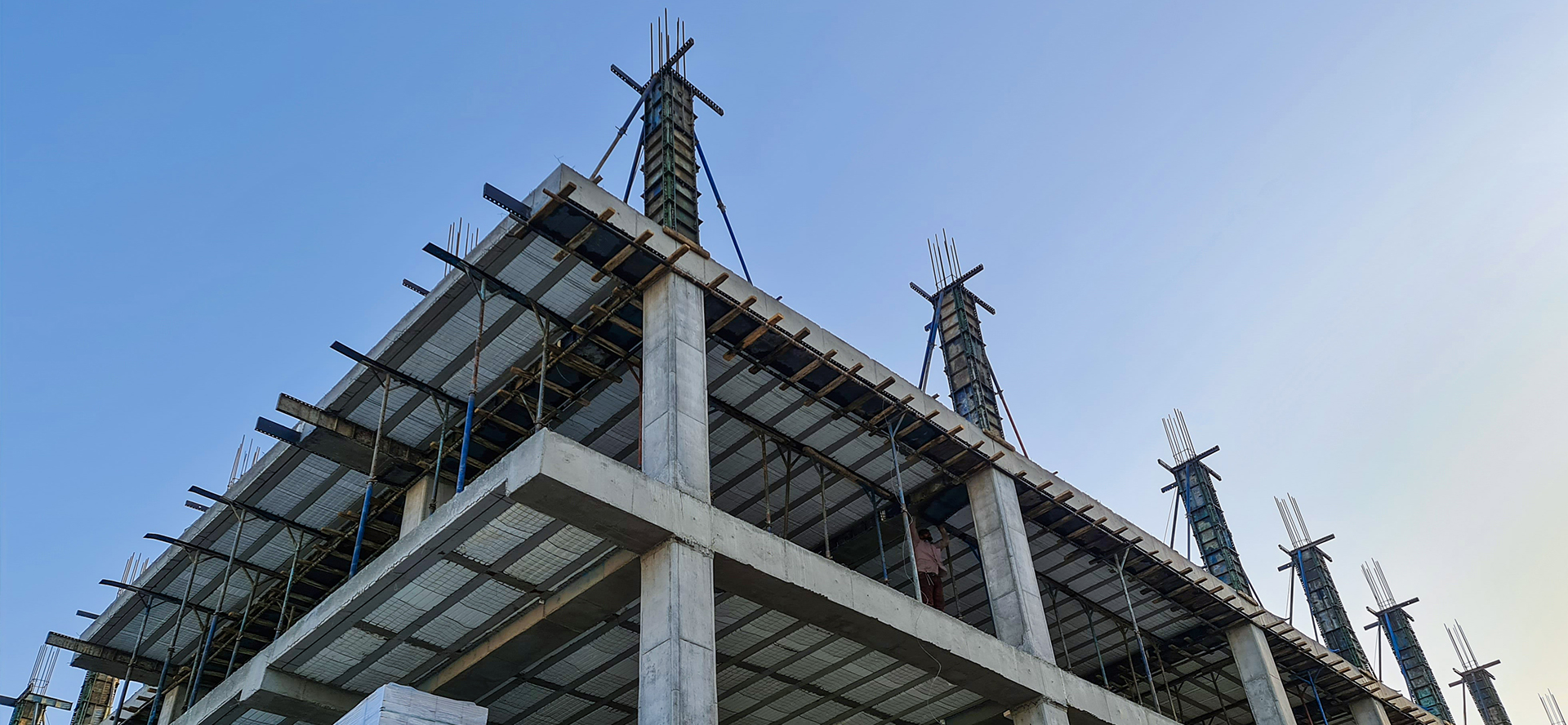 گزارش تصویری: بتن‌ریزی ستون های سقف چهارم بلوک A غدیر۲