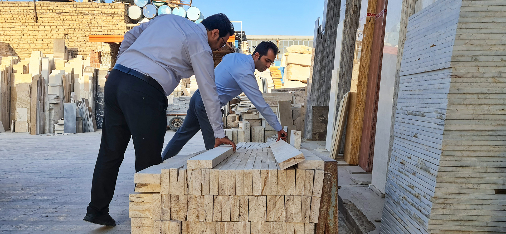 گزارش تصویری: بازدید مدیران تهاتر گروه ساختمانی زاگرس از روند آماده‌سازی سنگ نمای پروژه‌های ترنج و توسکا