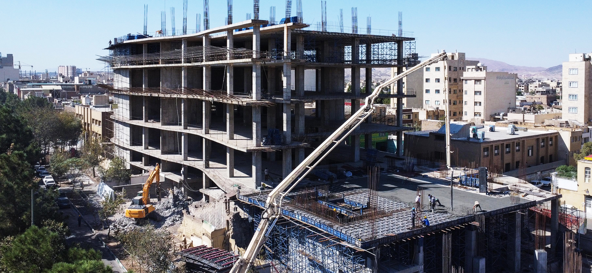 گزارش تصویری:عملیات بتن‌ریزی آخرین بخش سقف همکف در بخش میانی پروژه ماهور