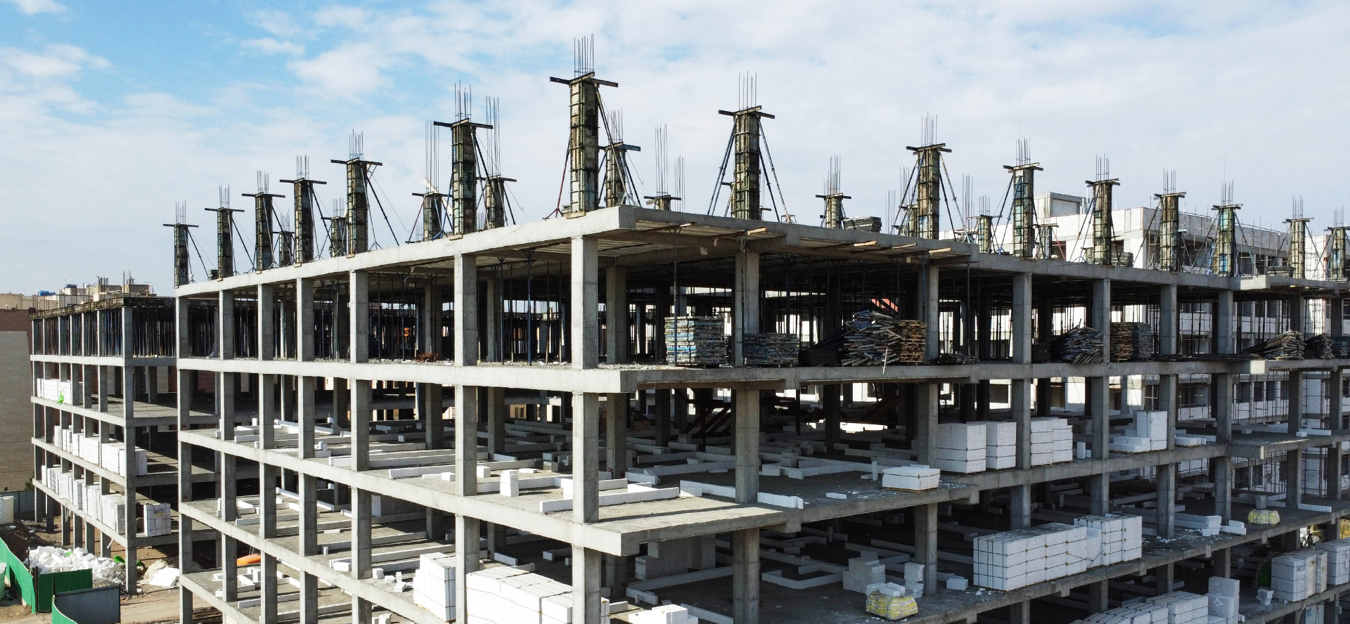 گزارش تصویری: آماده سازی ستون‌های سقف ششم بلوک A پروژه غدیر۲
