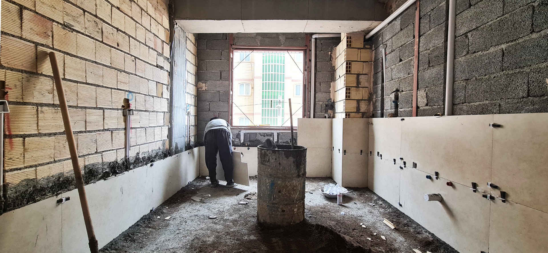 گزارش تصویری: شروع کاشی کاری دیوارهای آشپزخانه و سرویس طبقه اول پروژه غدیر ۳